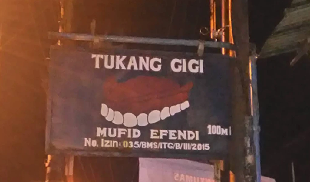 Mufid Efendi Tukang Gigi Palsu